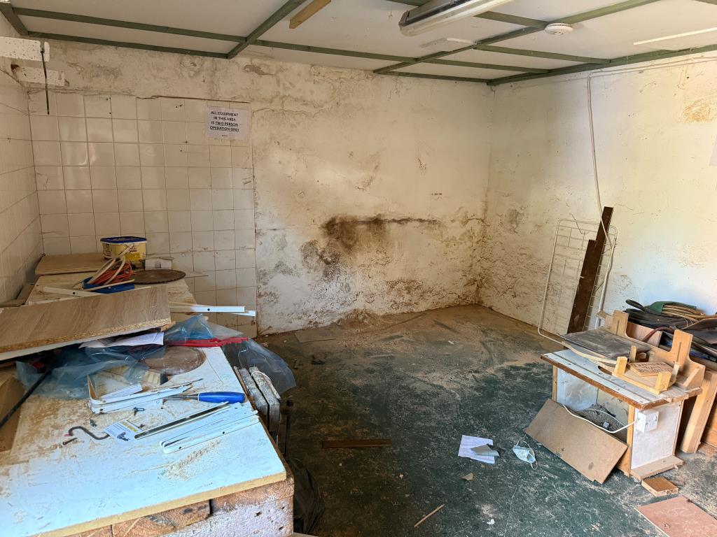 Lot: 22 - SUBSTANTIAL MIXED USE PERIOD PROPERTY WITH DEVELOPMENT POTENTIAL - Internal view of workshop
